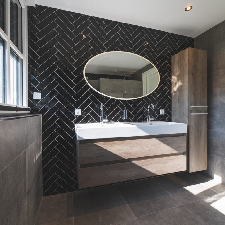 Badkamer in betonlook en visgraat (3)